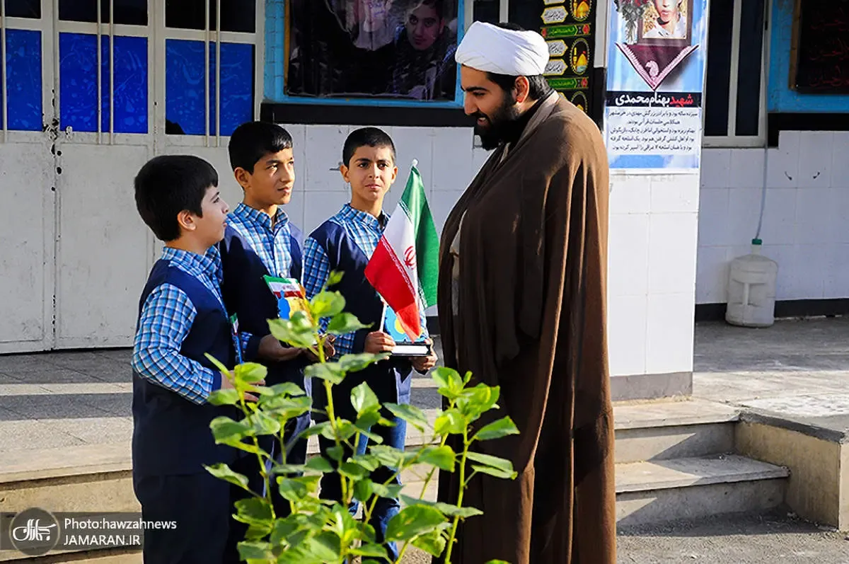 استخدام طلاب در مدارس، شان حوزه علمیه و روحانیت را از بین می برد