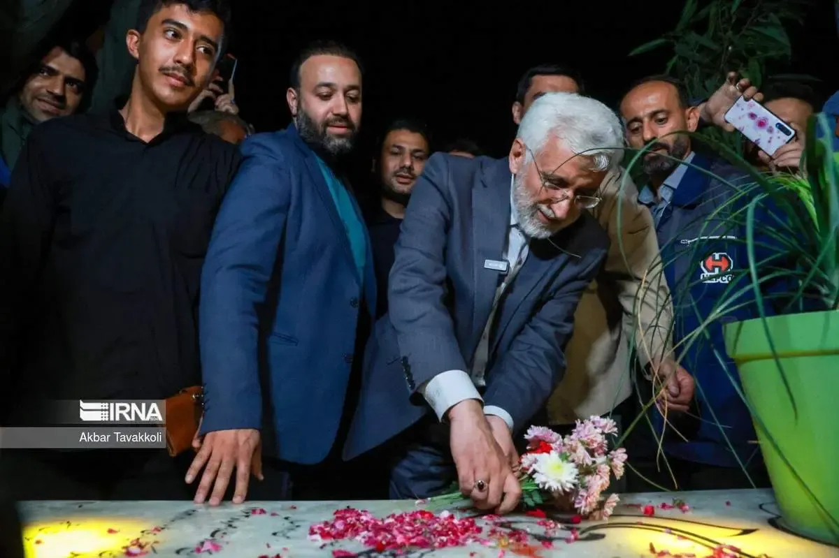 جلیلی، شبانه سر مزار چه کسی رفت؟/ عکس