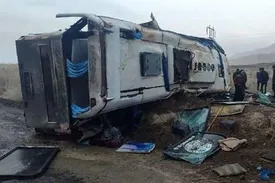 بی‌توجهی به قوانین و نقص فنی / واژگونی اتوبوس کرمان-مشهد جان 14 نفر را گرفت