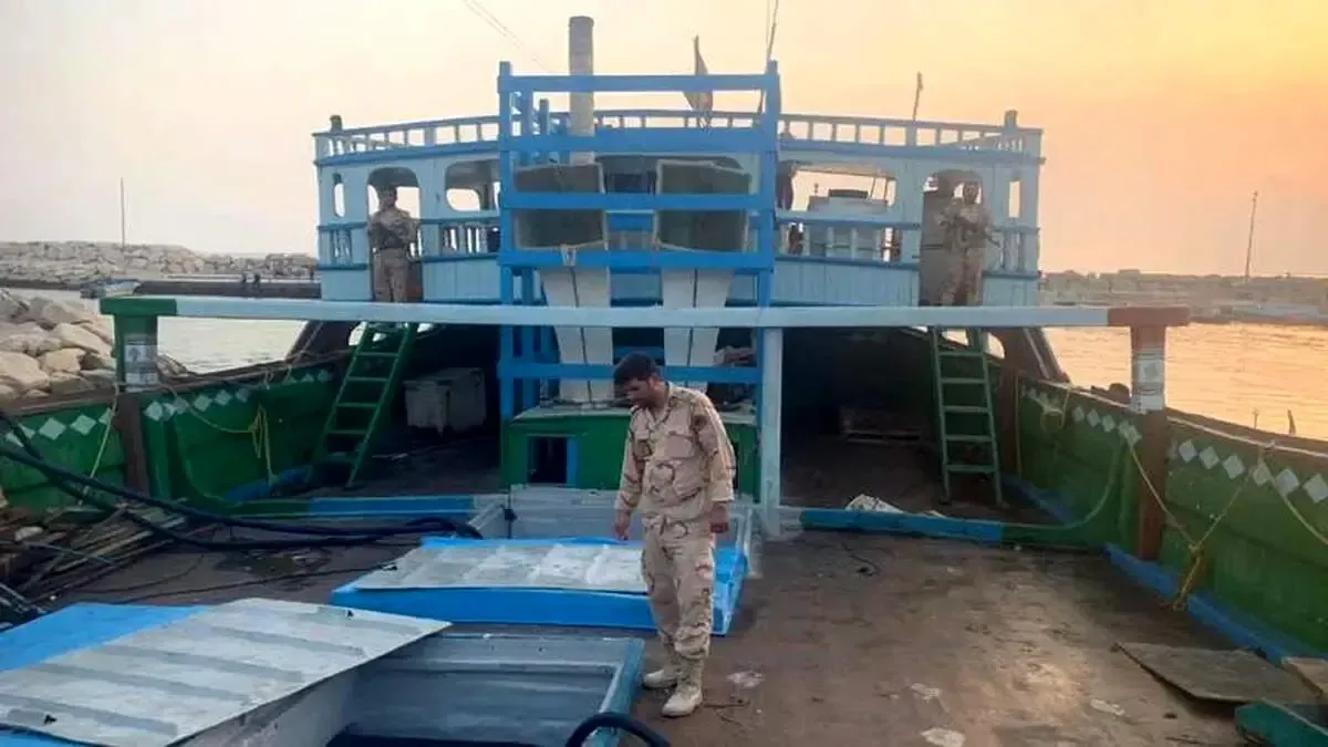 توقیف یک شناور و ۴ مشک حاوی ۵۰۰ هزار لیتر سوخت  در هرمزگان