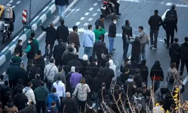 ببینید/ پلیس لردگان به معترضان: کنار شما هستیم، اما آرامش حفظ کنید و آب در آسیاب دشمنان نریزید