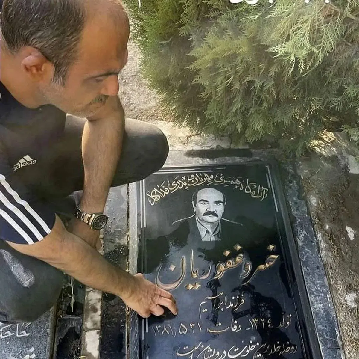 برادر مهران غفوریان با انتشار عکس پدرشان همه چیز را  تکذیب کرد/ این آقا را اصلا نمی‌شناسم!