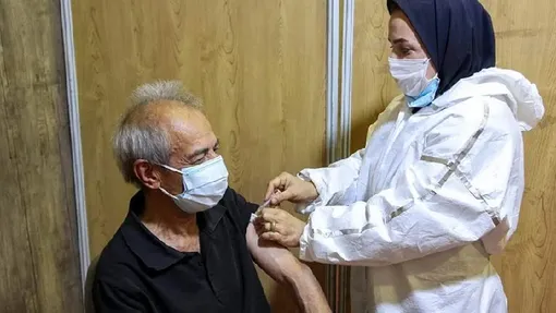 تزریق واکسن کرونا به افراد بالای ۸۰ سال  / عکاس : سهیلا ستایش