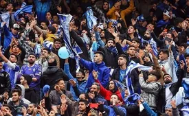 حاشیه دربی ۱۰۳| باران پرتاب اشیا و بازدید داوران از زمین