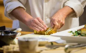 چه زمانی برای مسمومیت باید به پزشک مراجعه کرد؟