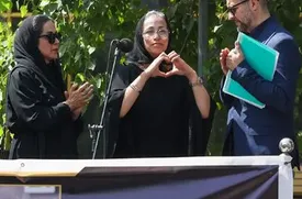 رفتار همسر اکبر عبدی در مراسم ختم و شایعات عجیب!/ ببینید