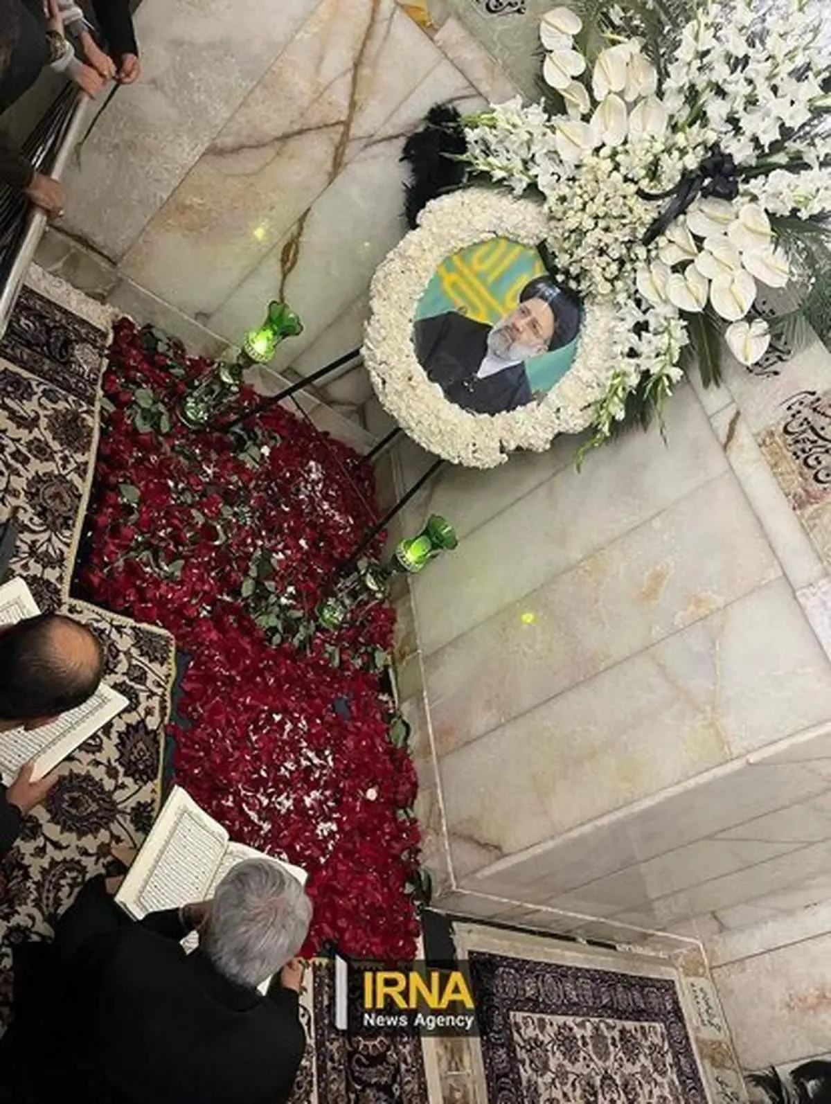 عکس جدید مزار گلباران شده ابراهیم رئیسی در حرم رضوی