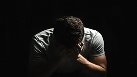 خیانت زن جوان وقتی شوهرش در سفر اروپا بود!