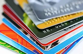 این مردان با کارت های خالی بانکی میلیونر شدند