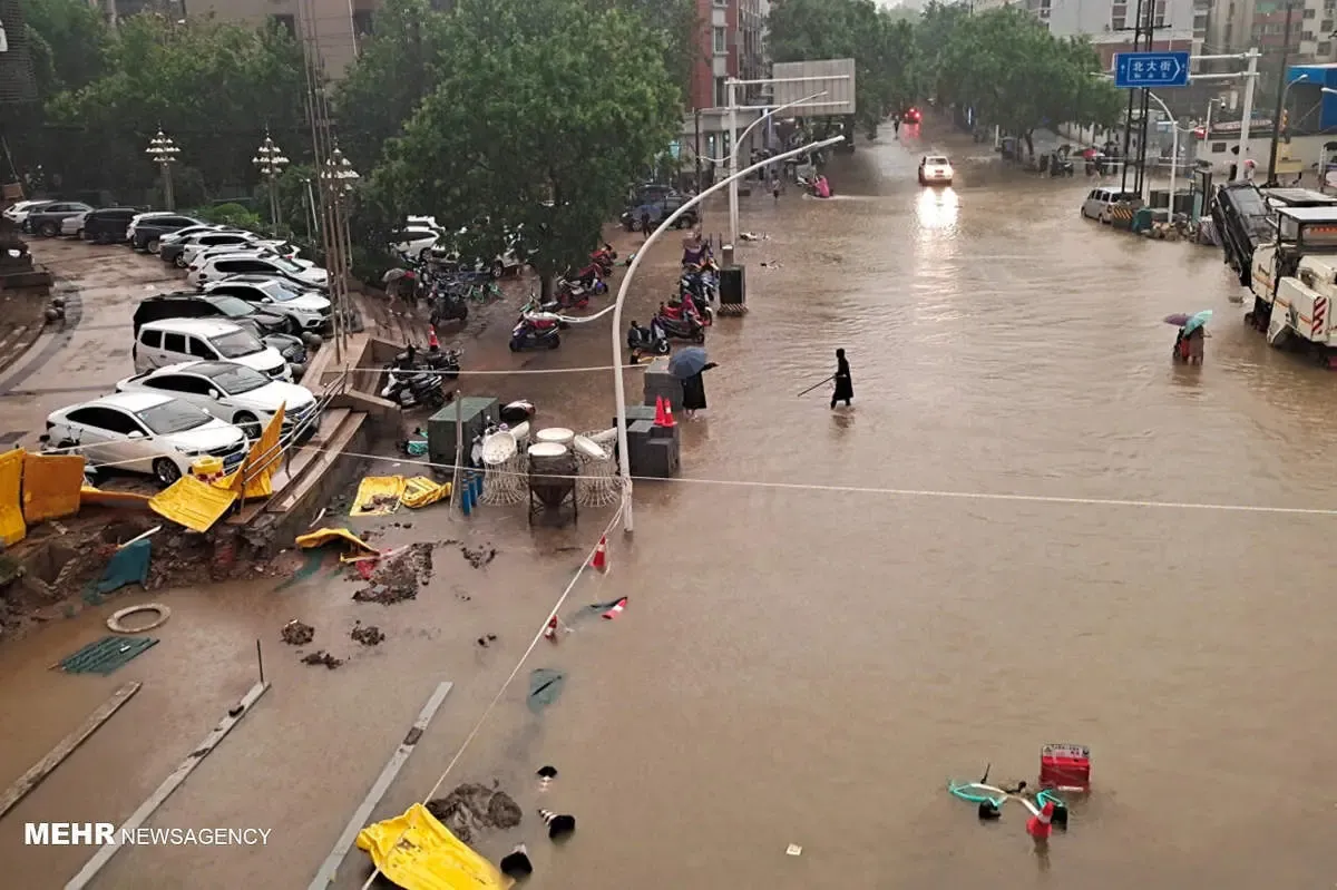 سیل مهیب در چین چند نفر را کشت؟ | مردم به سالن‌های ورزشی پناه بردند