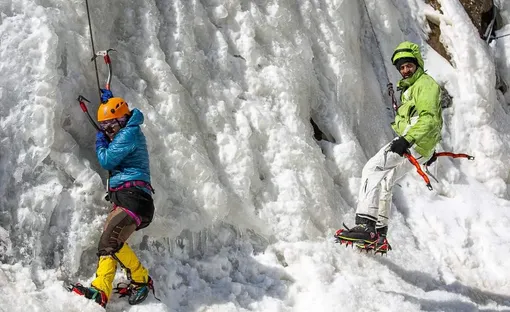 یخ‌نوردی روی آبشار گنجنامه/عکس : محمدامین نجفی