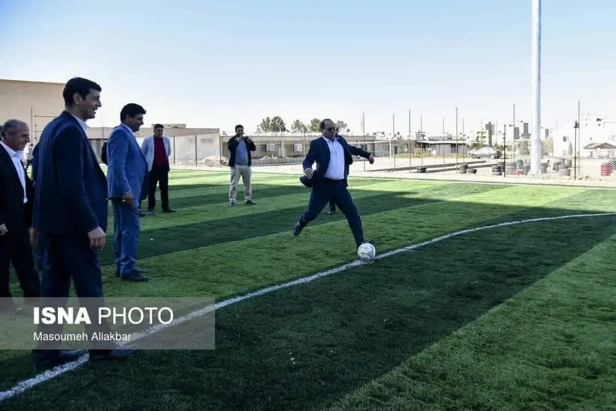 رئیس دانشگاه تهران پا به توپ شد!