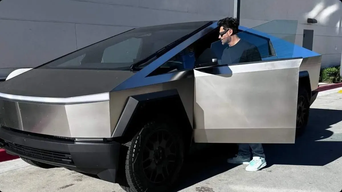 شوآف محمدرضا گلزار با تسلا سایبرتراک جدیدش/ عکس