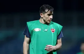 تمرین فرشاد احمدزاده با گردنبند و حلقه ازدواج / عکس