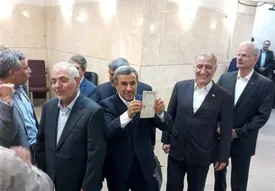 کنایه عجیب احمدی نژاد / این شناسنامه خیلی حرمت دارد؛ کلا ساخت ایران است