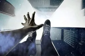 ببینید / سقوط فاجعه‌بار یک زن از طبقه ششم ساختمان