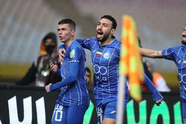 گل اول استقلال به سپاهان با پنالتی آسانی/ ببینید