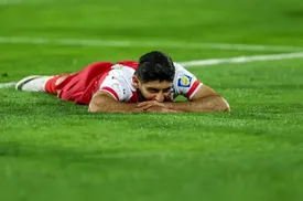 ترابی به طاق دروازه تراکتور کوبید