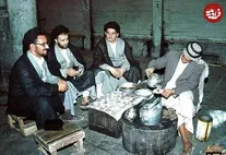 سیداحمد خمینی و سیدحسین خمینی در قهوه‌خانه‌ای در نجف/ عکس
