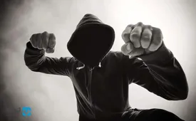 ببینید/ ضرب‌وشتم دلخراش یک پسر بچه توسط اراذلِ اوباش