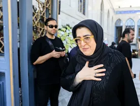 خانم سخنگو با استایل متفاوت در مراسم ختم بهروز رضوی/ عکس