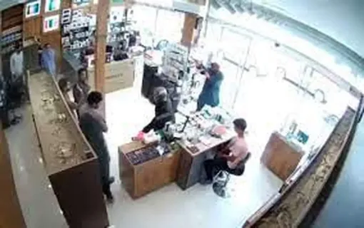 ببینید | سرقت مسلحانه از موبایل فروشی