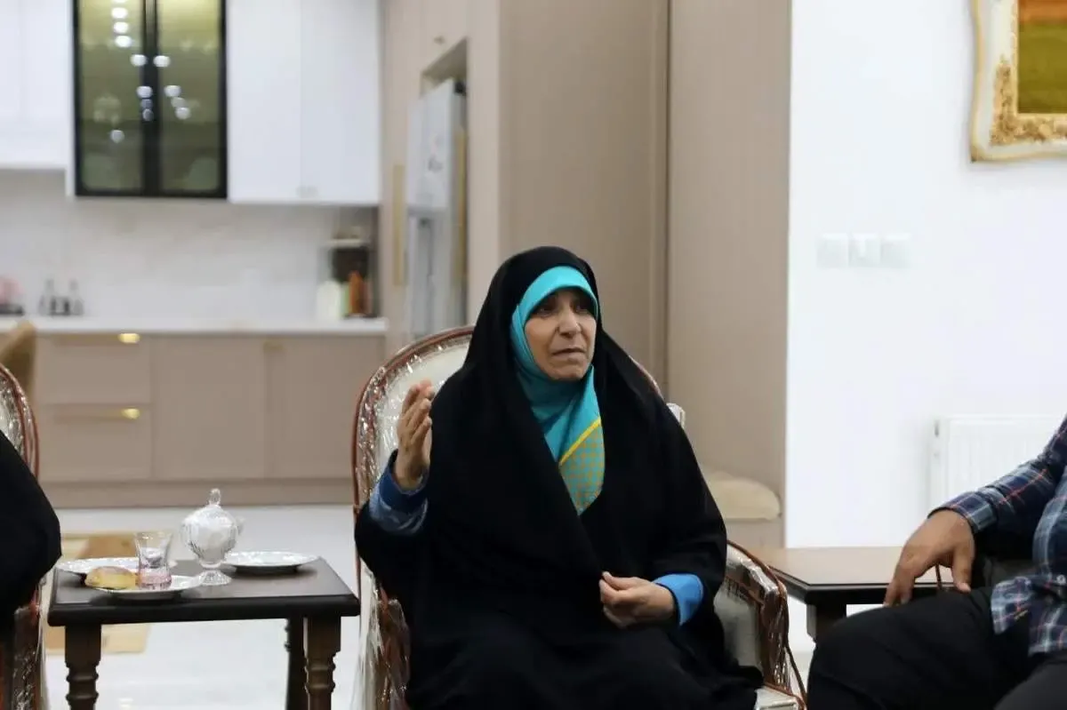 مادر طارمی: پای انقلاب و مقام معظم رهبری ایستاده ایم