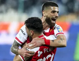 استقلال و پرسپولیس به جان هم افتاده اند