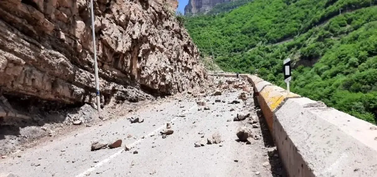 ریزش کوه روی چند خودرو در جاده کندوان