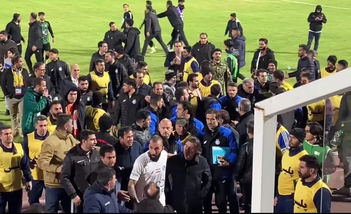 کتک کاری مهدی رحمتی با ساپینتو بعد از بازی در زمین!