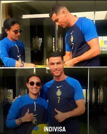 هدیه رونالدو به کاپیتان تیم زنان النصر/ عکس