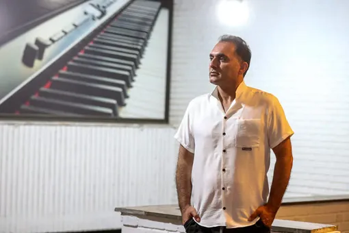 ببینید | کری‌خوانی سرمربی سابق وزنه برداری برای استقلالی‌ها