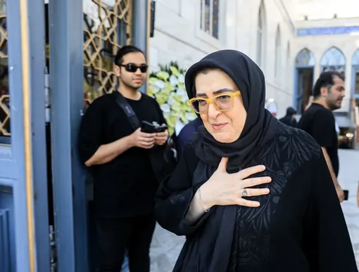 خانم سخنگو با استایل متفاوت در مراسم ختم بهروز رضوی/ عکس