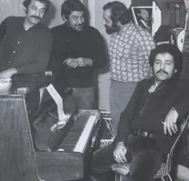 فرهاد مهراد و حسن شماعی‌زاده در یک دورهمی دهه ۵۰ / عکس