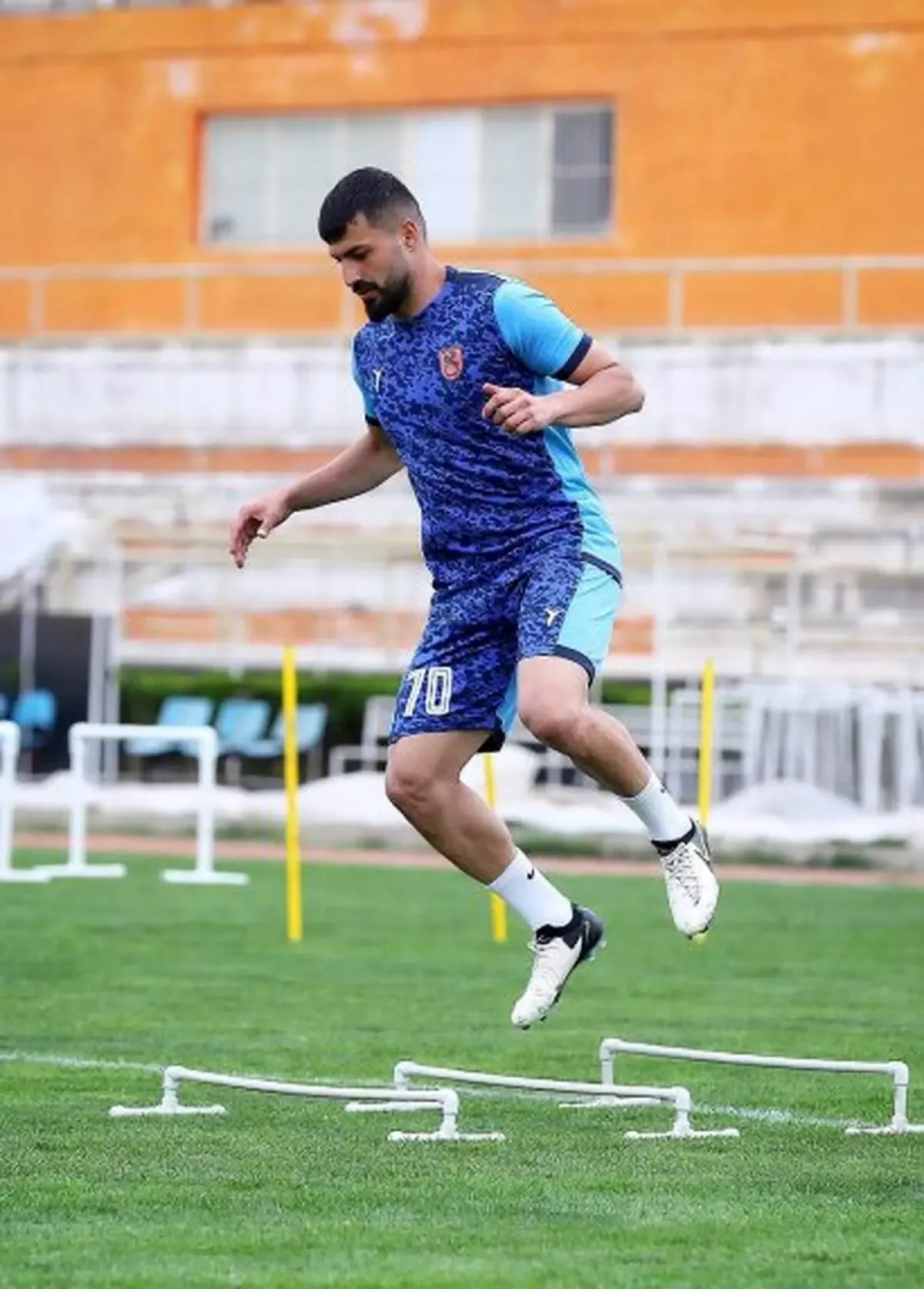 دست باز محرم در بازی با استقلال